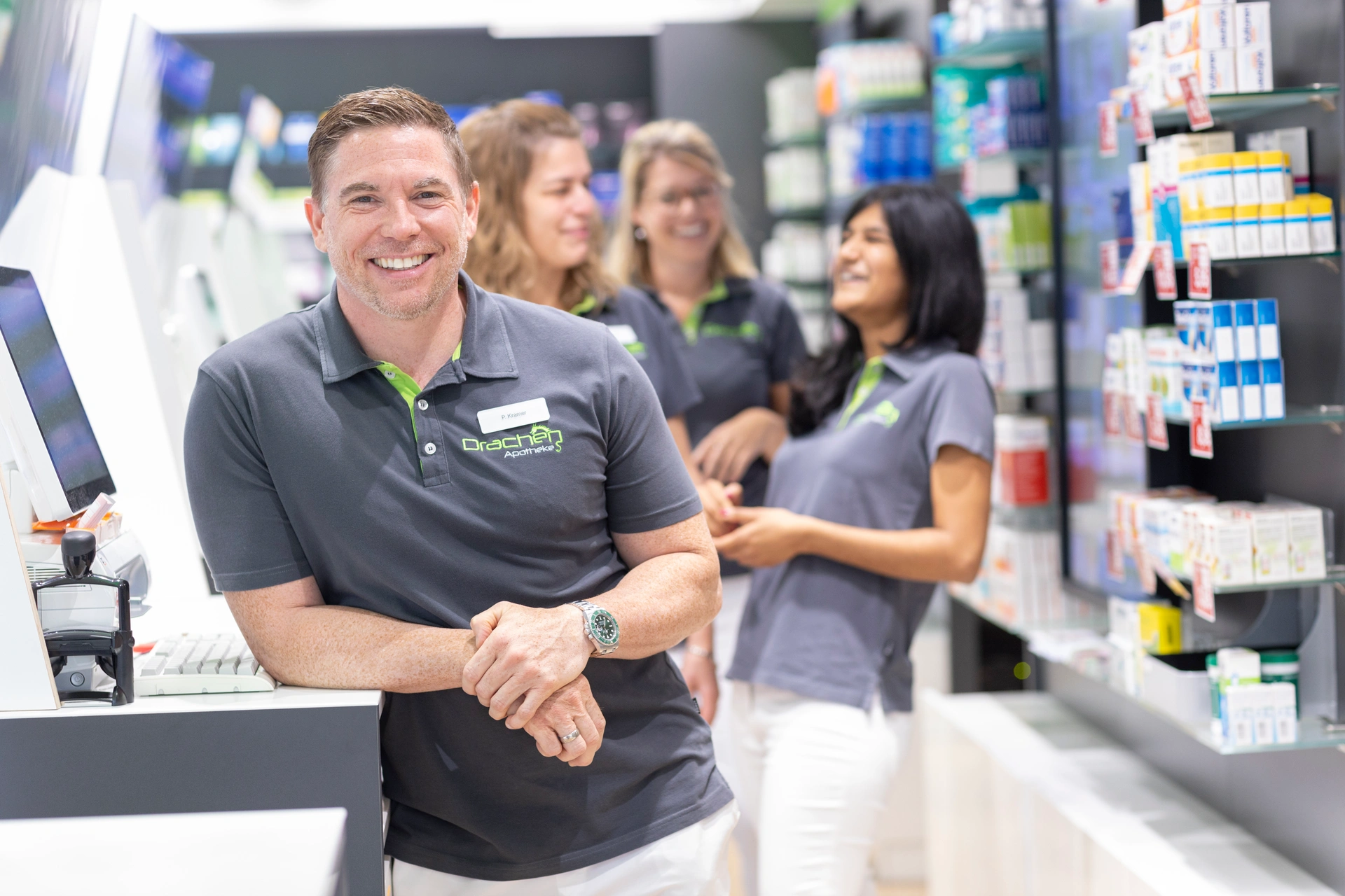 Persönliche Beratung an der Theke Ihrer Drachen Apotheke.