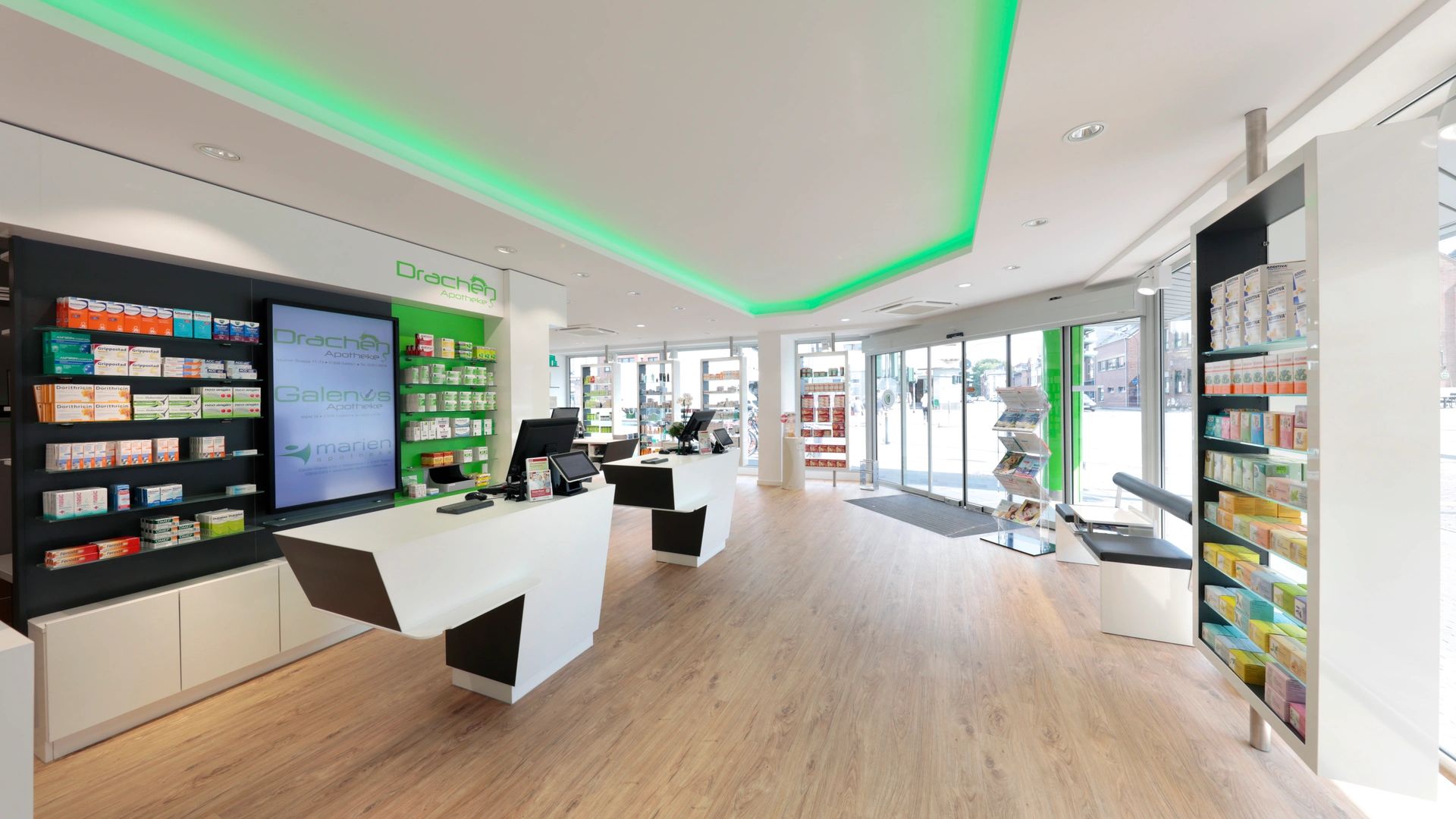 drachen-apotheke-innenraum-beratungsbereich Heller Beratungsbereich mit viel Platz für persönlichen Service.